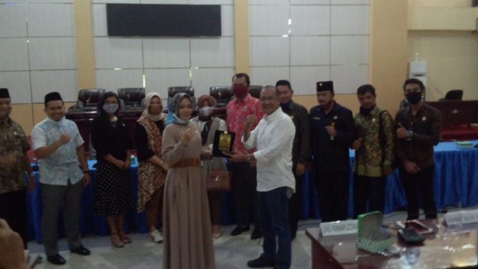 DPRD Banjar dan DPRD Pulang Pisau Saling Bertukar Cinderamata