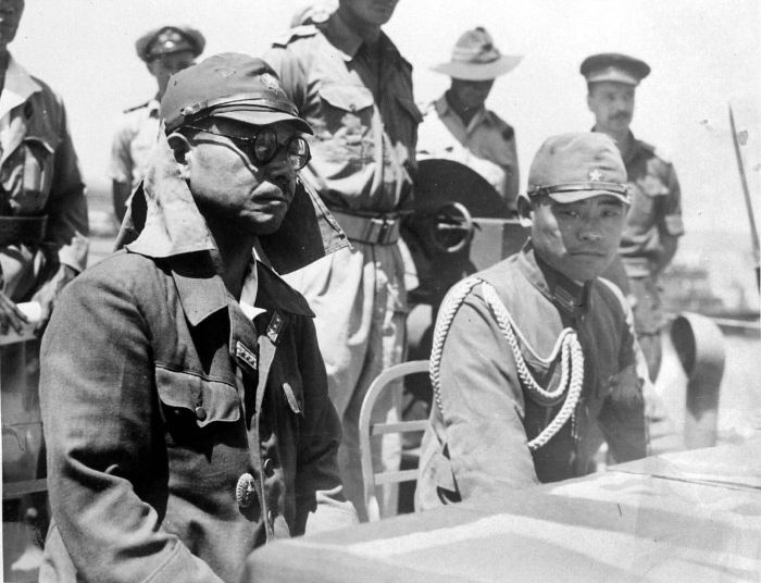 COLLECTIE TROPENMUSEUM In de haven van Kupang Timor luisteren de Japanse bevelhebber kolonel Kaida Tatuichi en zijn stafcommandant majoor Muiosu Slioji aan dek van H TMnr 10001519