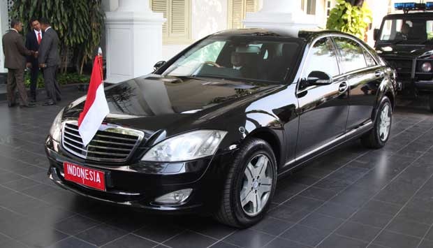 Mobil Kepresidenan Republik Indonesia dengan Bendera Indonesia