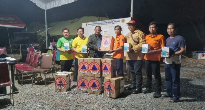 Pemerintah Provinsi Kalimantan Selatan saat menerima bantuan masker dari Pemerintah Provinsi Jawa Timur, Kamis (5/10) malam. Foto : Adpim